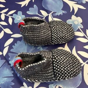 Bombas Black & White Knit Slip-On Gripper Slippers w/ Pull Tab | Sz 8-10